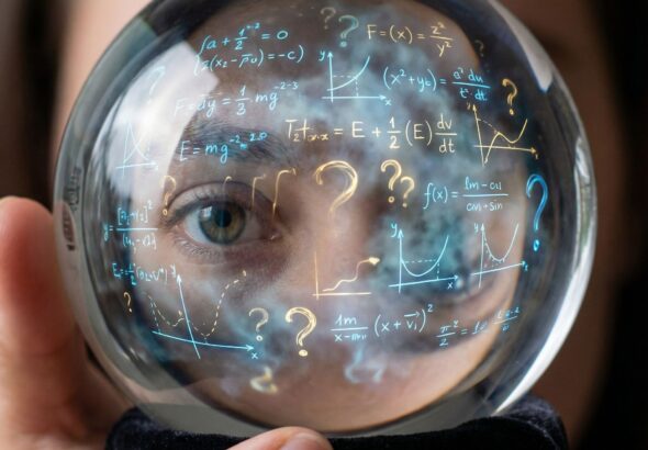 수학 공식과 물음표가 소용돌이치는 수정구를 바라보는 인간의 눈이 우연의 해석을 표현한 모습이다.