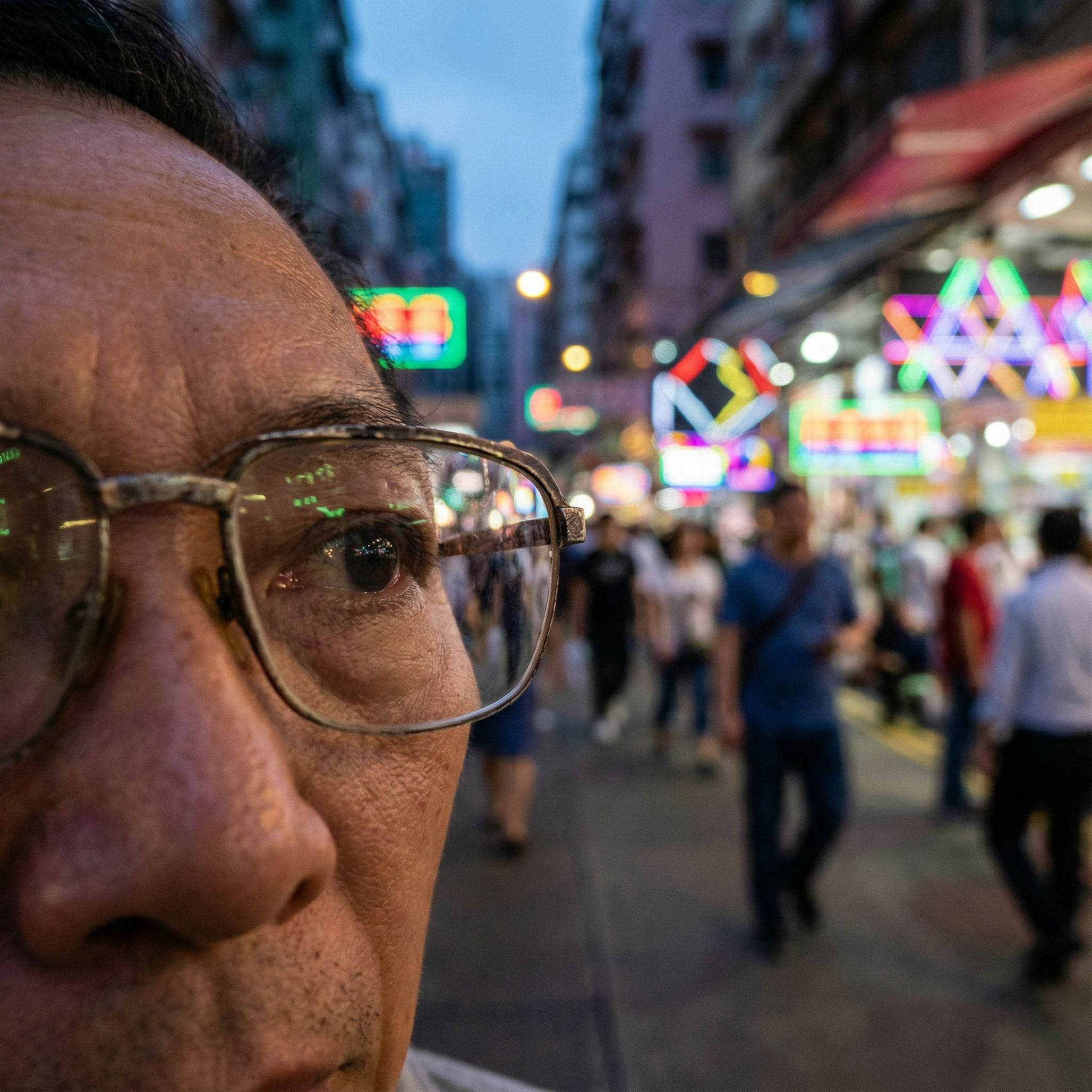 흐릿한 색과 형태의 혼란 속에 한 사람의 집중된 시선만이 선명한 통로를 열고 있다.